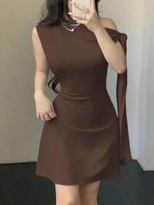 Vestido corto ajustado asimétrico para mujer, color café sólido, diseño de hombro al aire con lazo decorativo y falda acampanada, tejido elástico y corte favorecedor, estilo elegante y versátil, ideal para verano, citas, fiestas, eventos especiales y uso diario - Naranja - Ver 9