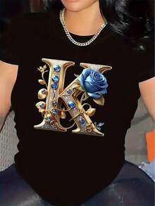 Camiseta de manga corta de poliéster, decorada con la letra K dorada y un patrón de rosas azules, adecuada para uso en casa/oficina, tela duradera, apariencia elegante, cómoda de llevar, adecuada tanto para ocasiones informales como formales. - Blanco - Ver 7