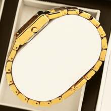 Marca YaLaLuSi: Un elegante reloj de cuarzo para damas con una refinada esfera cuadrada. El reloj presenta una pulsera de metal a cuadros compuesta por eslabones cuadrados ordenados que hacen eco de las líneas audaces de la caja, otorgándole una textura vintage de "pepita de oro". - Dorado - Ver 4