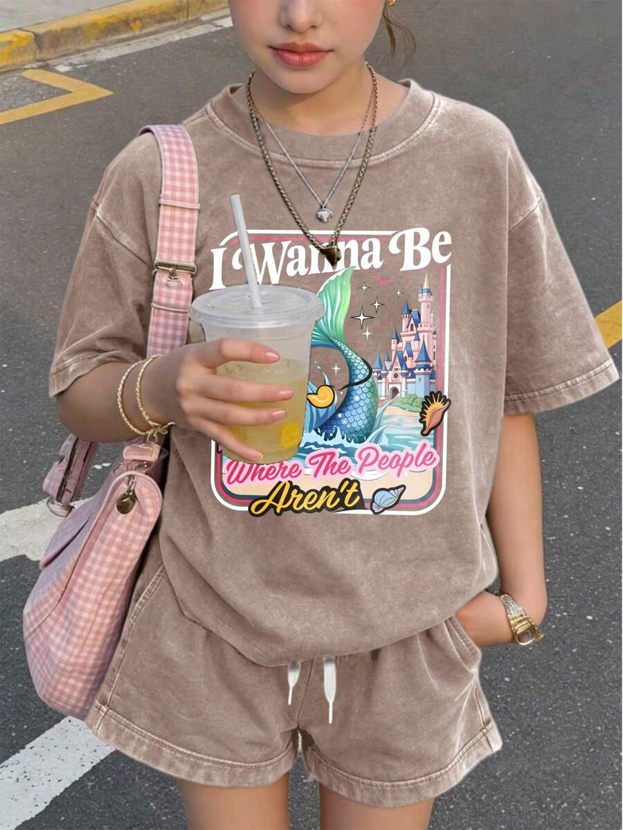 2PCS Women's 2026 Summer New 100% Cotton Vintage Acid Wash Outfits, Funny Introvert Mermaid Slogan "I Wanna Be Where The People Aren't" Cute Inspired Castle & Ocean Graphic Oversized Short Sleeve Tee & Elastic Waist Shorts With Pockets, Casual Loose Fit Beach Vacation Streetwear Loungewear, Daily Casual Summer Funny Introvert Mermaid Outfit Perfect Gift For Fans Introvert Meme Lovers Beach Vacation Lovers, Multiple Colors Available - 咖啡棕 - 查看 1