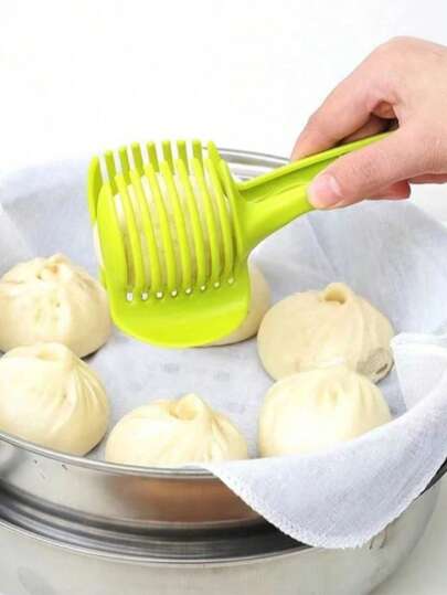 Dụng cụ cắt chanh này được làm từ chất liệu ABS, thích hợp để cắt rau củ, trái cây, cà chua, hành tây và trứng. Sản phẩm có tay cầm tiện dụng và kẹp trái cây hình tròn, rất đa năng. Thích hợp sử dụng trong nhà bếp, phòng ăn và nấu nướng tại nhà.