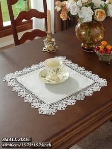 Chemin de table 100% polyester blanc unicolore, bordure en dentelle crochetée ajourée en forme d'éventail double face avec pompons blancs suspendus, écharpe de table décorative minimaliste et élégante pour table à manger, table de thé, console, buffet, mariage, style ferme, décoration de la maison et de la cuisine - Blanc - Voir 10