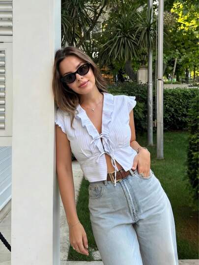 Áo croptop nữ mùa hè thanh lịch, giản dị, màu xanh trắng viền bèo nhún, thích hợp cho tiệc tùng, đi biển và nghỉ mát.