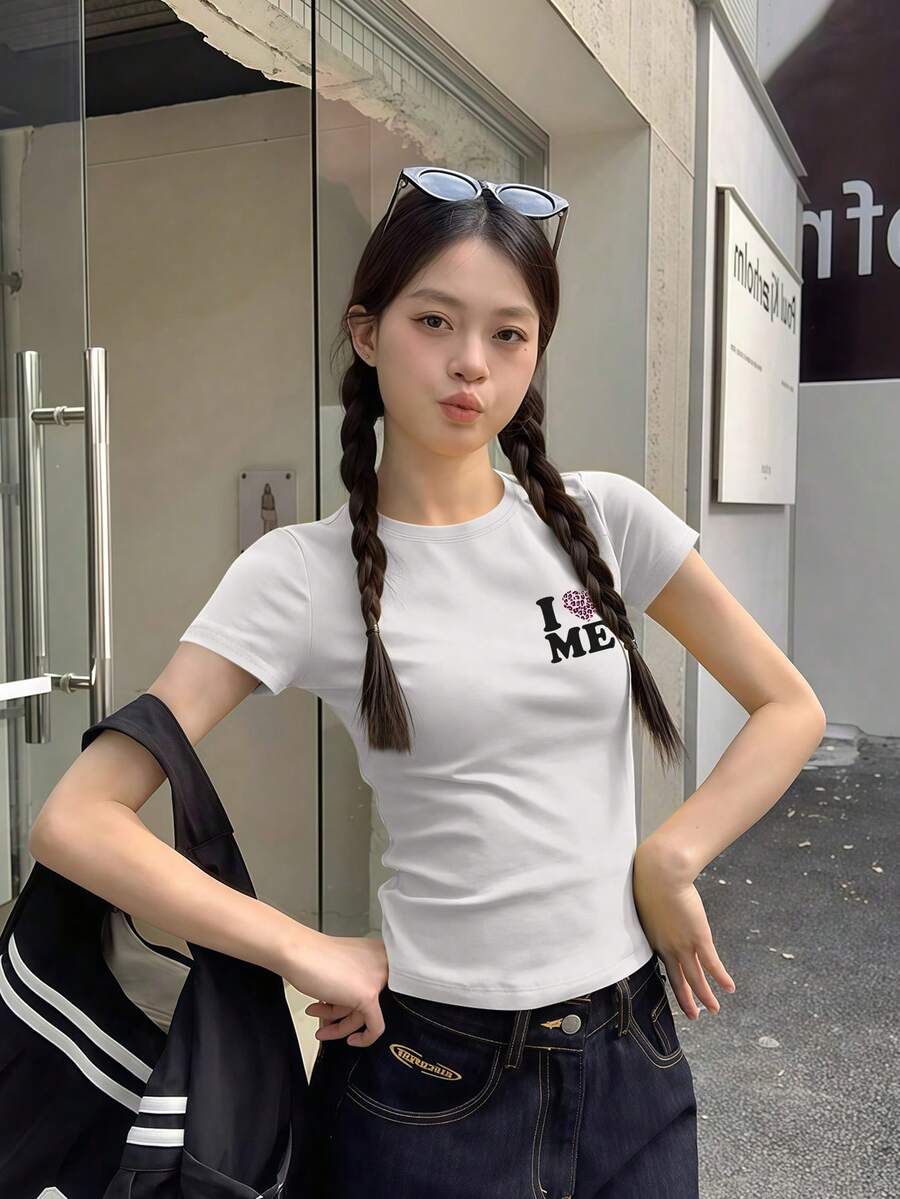 女款心形與字母印花標準肩寬短袖T恤,美式時尚獨特夏季休閒白色上衣 - 白色 - 查看 1