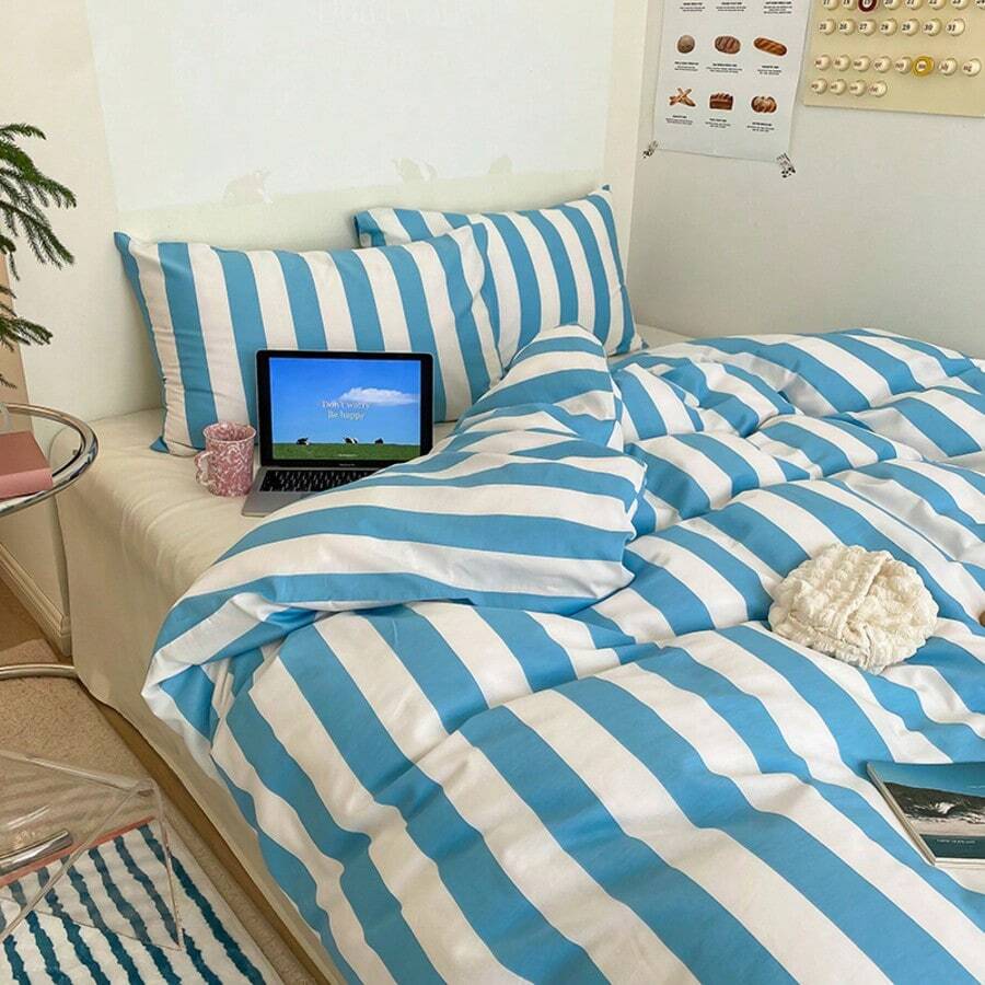 Bộ ga trải giường 3 món 100% cotton họa tiết sọc tối giản kiểu Nhật Bản, gồm 2 vỏ gối và 1 vỏ chăn.