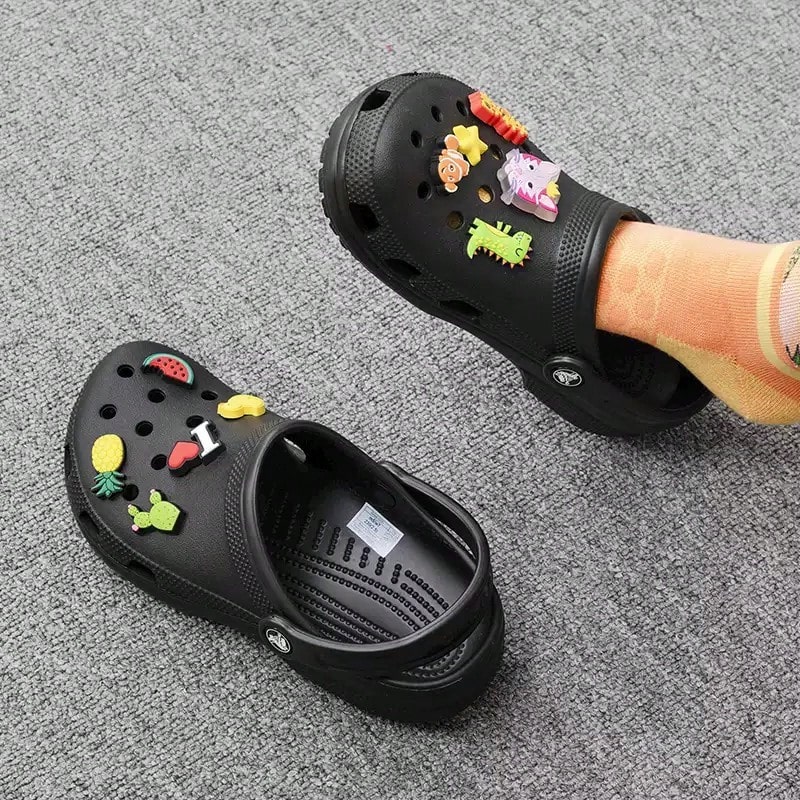 Crocs Dép bít mũi khoét lỗ cổ điển, dép đế bằng đục lỗ thoải mái đi biển, 2cm, unisex, màu đen 10001-001 - 10001-001 - Xem 1