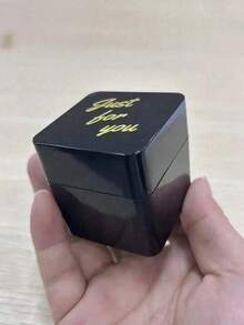 惊喜弹出式恶作剧手礼盒 - 成人最佳新奇玩具！这款有趣的恶作剧手雕塑是独特的圣诞节/生日礼物，可为派对、家庭（父母/配偶）和朋友聚会增添特别的气氛 - 适合幽默爱好者的爆笑恶作剧！ - 多色 - 查看 7