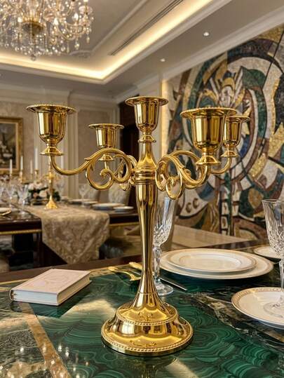 Candelabro de metal de lujo, candelabro de múltiples brazos dorado elegante, una pieza de decoración del hogar de estilo retro europeo, puede crear una atmósfera romántica en la sala de estar y en días festivos, adecuado para aniversarios de boda y ocasiones románticas. Esta decoración de escritorio de estilo bohemio de aleación de zinc es adecuada para la decoración del hogar, la decoración de la chimenea, la fiesta de Navidad, el regalo de inauguración de la casa, la boda, el restaurante y las reuniones.