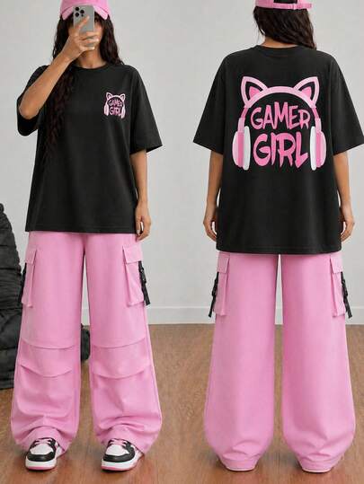 Bộ 2 món đồ mùa hè cho bé gái: Áo thun cổ tròn màu đen in họa tiết hồng và quần cargo rộng rãi thoải mái màu hồng.