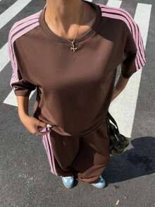 Conjunto casual de dos piezas para mujer, marrón retro con rayas azules.Camiseta holgada de manga corta y pantalones anchos.Tejido transpirable y cómodo, ideal para primavera-verano, uso diario y looks callejeros. - Marrón - Ver 3