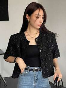 Chaqueta Corta de Tweed Brillante para Mujer en Color Negro, Cuello Redondo, Botones de Corazón y Mangas Cortas,  Elegante para Primavera y Verano - Negro - Ver 4
