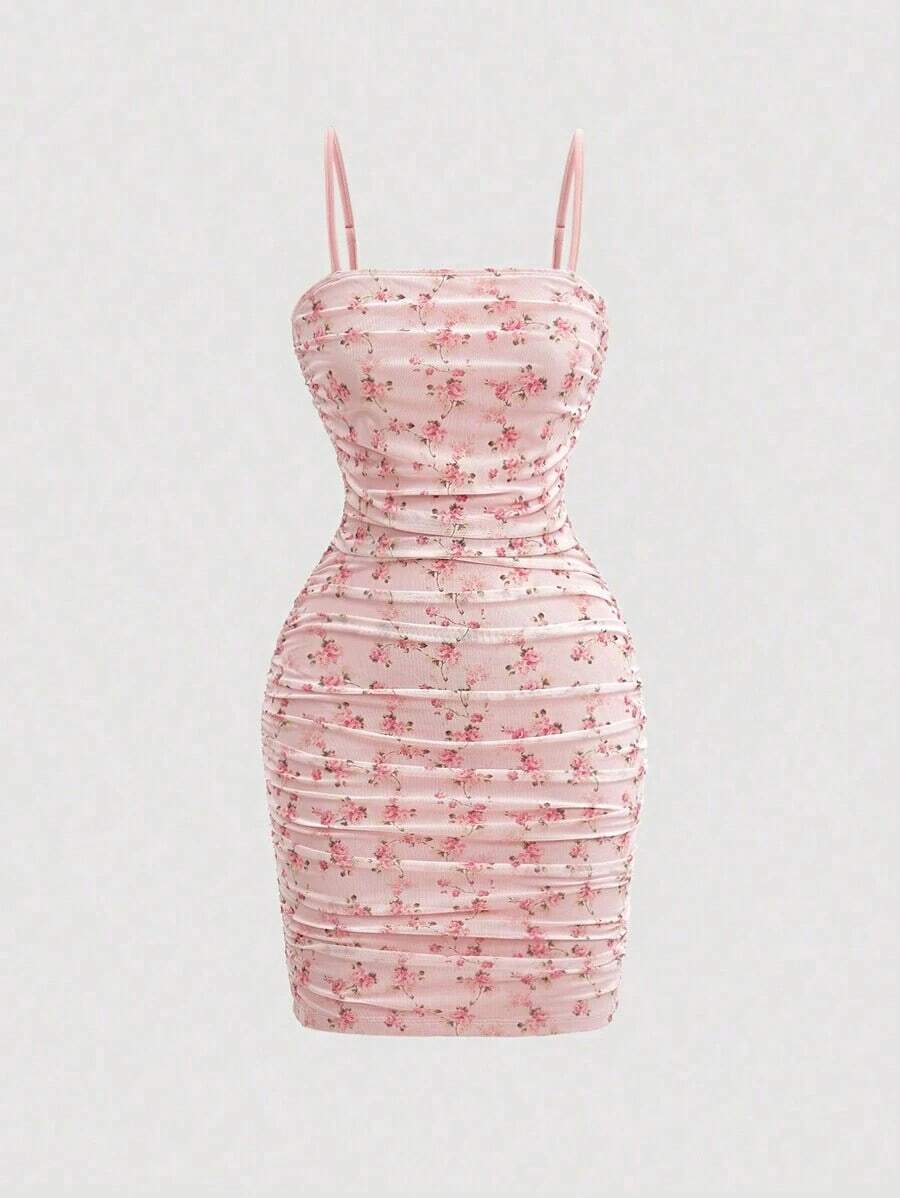 Vestido corto ajustado para mujer, color rosa pastel con estampado floral de rosas, tirantes finos y escote cuadrado, diseño con pliegues y tul texturizado, estilo romántico y favorecedor, ideal para primavera-verano, citas, fiestas y salidas informales - Rosa - Ver 1