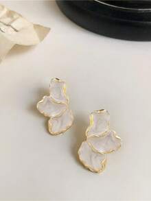 2 đôi bông tai đinh tán hình cánh hoa tráng men trắng thanh lịch và duyên dáng, phù hợp cho nữ giới đeo hàng ngày, hẹn hò, dự tiệc, lễ hội, làm quà tặng, dự tiệc chiêu đãi, kết hợp với trang sức. - trắng - Xem 5