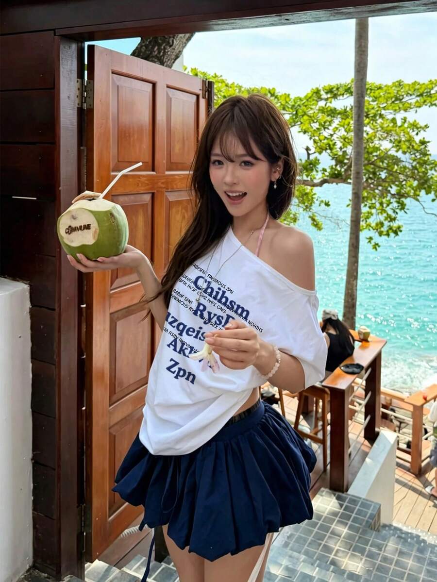 Camiseta de manga corta y hombro asimétrico para mujer, estilo coreano holgado y estilizante, top con hombro descubierto y estampado de letras, casual de verano en color blanco - Blanco - Ver 1
