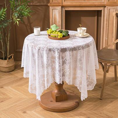 1 chiếc khăn trải bàn kiểu Pháp cổ điển, họa tiết hoa ren dập nổi, dùng trang trí bàn ăn ngày lễ.