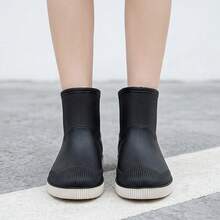 Botas de Lluvia de PVC para Mujer Botines Impermeables Casuales y Elegantes Calzado de Agua Antideslizante y Cómodo de Caña Corta Diseño Moderno con Suela Gruesa Resistente al Desgaste Botas para Lluvia Versátiles y Flexibles de Estilo Urbano Calzado Suave de Exterior Zapatos Impermeables Ligeros Moda - Negro - Ver 3