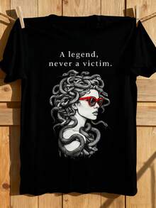 <La Leyenda Nunca Falla>: Camiseta con estampado de gafas de montura roja de Medusa, cuello redondo informal, manga corta, tela suave, prenda de moda adecuada para todas las estaciones, ligeramente elástica, corte estándar, se adapta a todos los tipos de cuerpo. - Negro - Ver 1