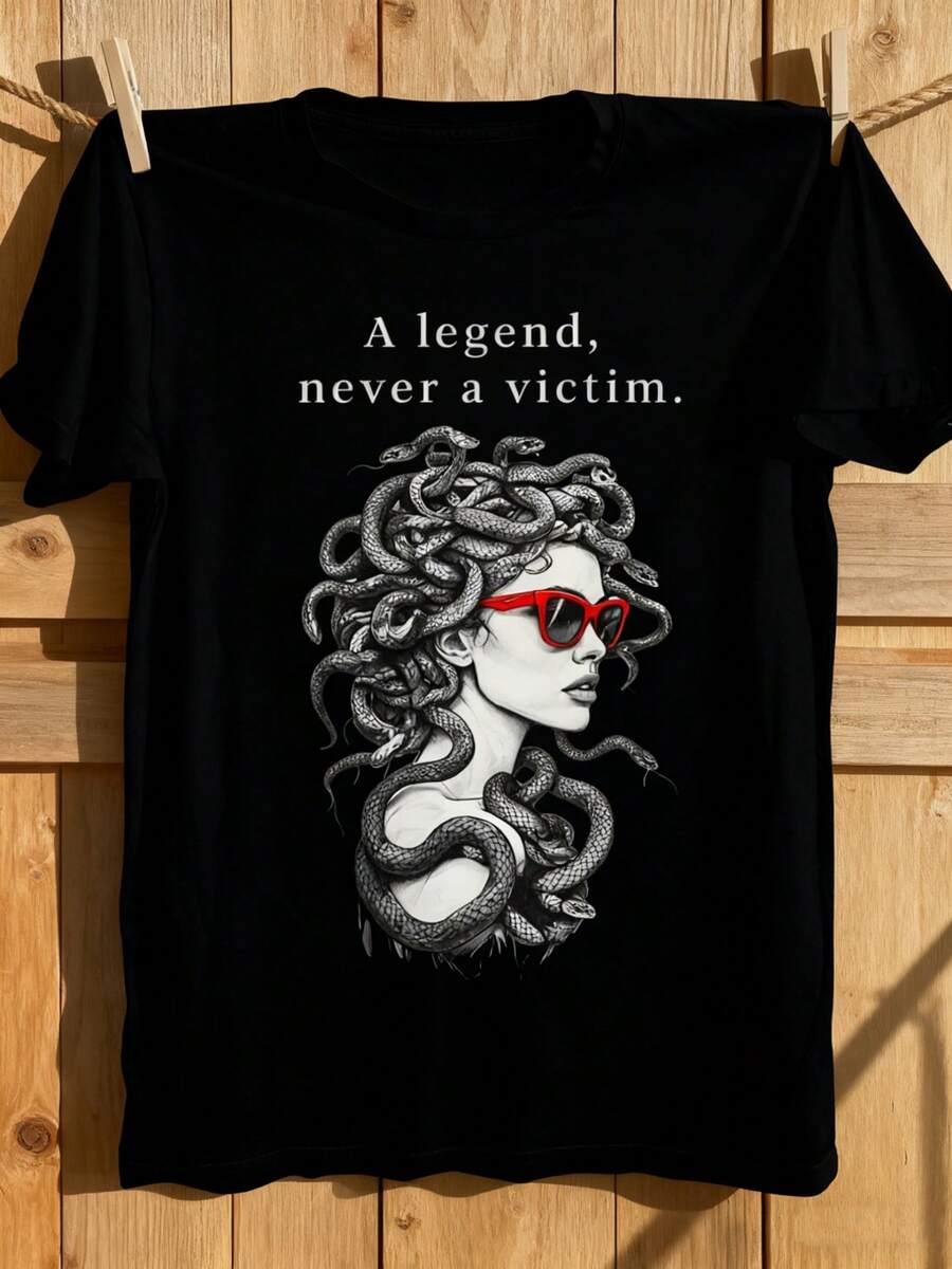 <La Leyenda Nunca Falla>: Camiseta con estampado de gafas de montura roja de Medusa, cuello redondo informal, manga corta, tela suave, prenda de moda adecuada para todas las estaciones, ligeramente elástica, corte estándar, se adapta a todos los tipos de cuerpo. - Negro - Ver 1