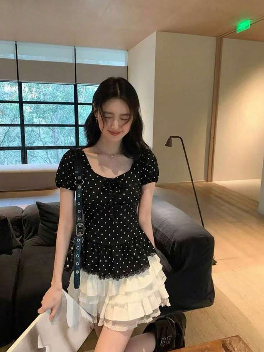 Blus Wanita Terbaru dengan Hiasan Renda dan Ruffle, Motif Polkadot Hitam Lengan Pendek, Atasan Musim Panas Elegan, Ramping, dan Membentuk Pinggang, Warna Polos - Hitam - View 1