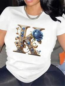 Camiseta de manga corta de poliéster, decorada con la letra K dorada y un patrón de rosas azules, adecuada para uso en casa/oficina, tela duradera, apariencia elegante, cómoda de llevar, adecuada tanto para ocasiones informales como formales. - Blanco - Ver 12