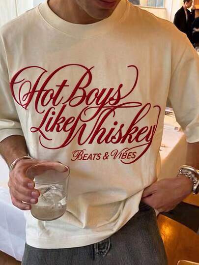  Fractyr 男士“Hot Boys Like Whiskey”手写体印花宽松T恤，柔软触感米色休闲街头风T恤，复古西部标语上衣