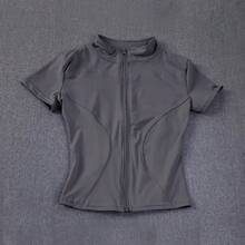 Tops de entrenamiento adelgazantes de cintura de alta calidad para mujer, camisas de Yoga de manga corta con cuello levantado ajustado de secado rápido y cremallera completa, verano - Gris Oscuro - Ver 2