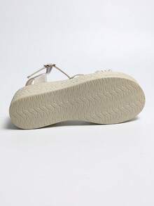 Sandal đế xuồng một quai thời trang mùa hè dành cho nữ, đa năng, thích hợp đi làm, dự tiệc, mặc thường ngày, đế dày thoải mái, bền và thân thiện với bàn chân, là mẫu sandal đế xuồng thiết yếu. - Màu be - Xem 8