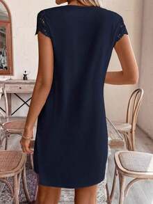 Vestido casual de verano para mujer, color liso, con cuello en V y detalles de encaje.Tejido de algodón transpirable y cómodo, ideal para looks casuales y elegantes. - Negro - Ver 8