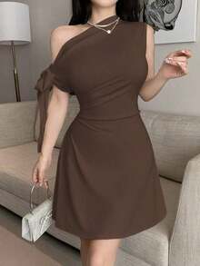 Vestido corto ajustado asimétrico para mujer, color café sólido, diseño de hombro al aire con lazo decorativo y falda acampanada, tejido elástico y corte favorecedor, estilo elegante y versátil, ideal para verano, citas, fiestas, eventos especiales y uso diario - Multicolor 2 - Ver 10