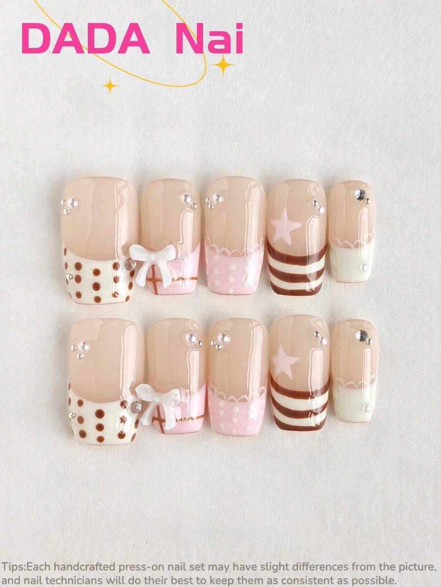 10 Stück kurze quadratische handgemachte Aufklebe-Nägel, süß-mädchenhafte französische Spitzen Fake Nägel, Polka Dot, Streifen & 3D Schleife Strass Nail Art, glänzende Oberfläche, wiederverwendbare Acryl Nägel für den täglichen Gebrauch