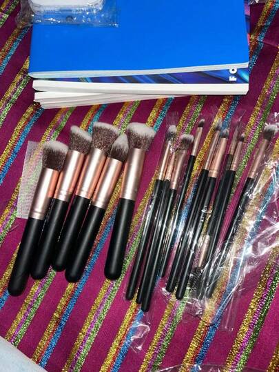 4pcs/Set Professional Dual-Fiber Soft Makeup Brush Set, Includes Foundation Brush, Contour Brush, Blush Brush, Powder Brush, Eye Shadow Brush, Concealer Brush, Highlighter Brush And Blending Brush. Soft Bristles For Gentle Application, Perfect Gift For Women And Girls.