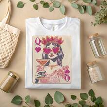 Queen Of Hearts Cocktail Shirt – Retro Playing Card Graphic Tee For Women A433 - Putih - View 1