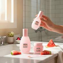 EverlyX The Fruit Company Glow Up Watermelon Facial Set - Include tonico, siero e crema viso con niacinamide, vitamina C, acido ialuronico e AHA - Idrata, illumina e migliora il tono della pelle giorno e notte - Routine completa in 3 fasi - ✅ Consegna in 3-5 giorni - Brillare - Visualizzare 2
