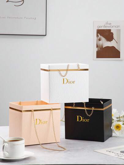 M.Dior Hộp hoa xách tay gấp gọn, túi quà hình thoi có dây xích, hộp đựng hoa sáng tạo, hộp quà cứng cáp có thể tái sử dụng với cảm giác cao cấp, thích hợp để đóng gói bó hoa cho Ngày lễ tình nhân, Ngày của Mẹ, Sinh nhật, Đám cưới và quà tặng ngày lễ. Thiết kế cấu trúc gấp gọn 3D, tay cầm tiện lợi, thích hợp cho các cửa hàng hoa, cửa hàng quà tặng, trang trí sự kiện và đóng gói quà lưu niệm. Kết cấu hình thoi tinh tế và chất lượng cao làm cho bao bì bó hoa trở nên sang trọng và trang nhã hơn, thích hợp để trưng bày hoa tươi, hoa khô, đóng gói thiết kế hoa và các kịch bản sắp xếp quà tặng cao cấp.