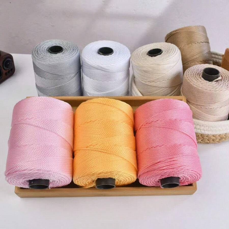 1 pieza 240g Hilo brillante y resistente a la oxidación tejido a mano con 3 hebras, ligero. Funda de ganchillo hecha a mano para zapatillas, mangas de taza, cojín de asiento de coche. Suministros de manualidades DIY para bolsos, sombreros, cojines. Disponible en múltiples colores