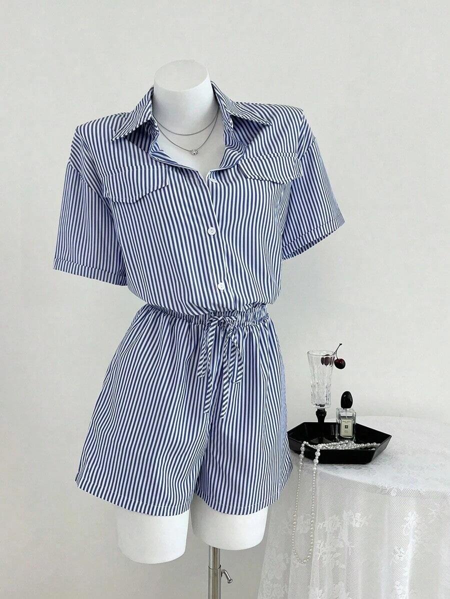 Unity Mono de manga corta con cintura ceñida, bolsillos y estampado de rayas para el verano - Azul marino - Ver 1