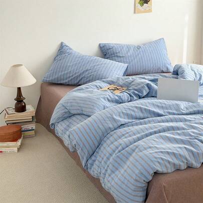 Bộ ga trải giường 3 món 100% cotton họa tiết sọc tối giản kiểu Nhật Bản, gồm 2 vỏ gối và 1 vỏ chăn.