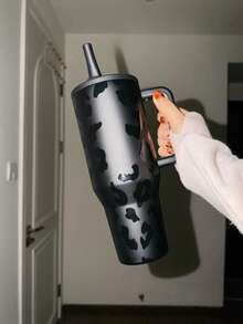 HYDROO-JUGG, 40 Ounces,Black Leopard Print, Duck-Hunting Camouflage, Leopard Pattern / Blairge Pattern Series, Stainless Steel Vacuum Insulated Cup Ice Breaker Cup, A Preferred Choice For Mugs As Gifts, 2 Designs Suitable For Diverse Groups Of People: Leopard Pattern Is Bold And Individualistic, Suitable For Young People; Blairge Pattern Is Retro And Elegant, Suitable For Office Workers On Commutes. Vacuum Insulation Technology, Effectively Locks Temperature And Freshness, Keeps Drinks Frozen In Summer And Heated In Winter. Anti-Slip Handle, Leak-Proof Lid With A Tight Seal, Detachable Straw For Easy Cleaning, Stable At The Bottom. 40OZ Large Capacity, Reduces Frequent Refilling, Suitable For Various Scenarios Such As School, Office, Vehicle, And Fitness. Convenient And Hassle-Free For Personal Use, Suitable For Giving To Family Members, Friends, Or Colleagues During Festivals. Practical And Practical, With Excellent Value For Money. - 紋 - 查看 2