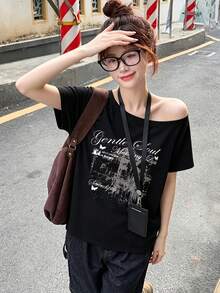女士黑色涤纶露肩短袖T恤，饰有优雅图案印花，高弹力，常规长度，修身下摆，休闲上衣。高弹力常规涤纶上衣，适合日常休闲和办公穿着。 - 黑色 - 查看 2