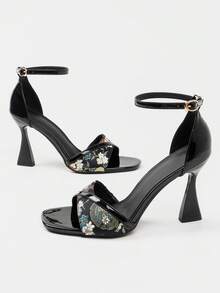 2026 Neue glänzende Lackleder Peep Zehen Knöchelriemen High Heel Sandalen, 9CM Super High Heel, sexy modische vielseitige Outdoor-Wear, farbenfroher Blumendruck, elegantes leichtes Luxus-Nischendesign, passend zu Kleidern, Kleine Größe 33, Große Größe 41-43 - Schwarz - Übersicht 1