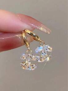 一对时尚、优雅、简约奢华的金色立方氧化锆吊坠耳环,适合女性日常佩戴 - 奢華雙c 吊墜耳扣 - 查看 2