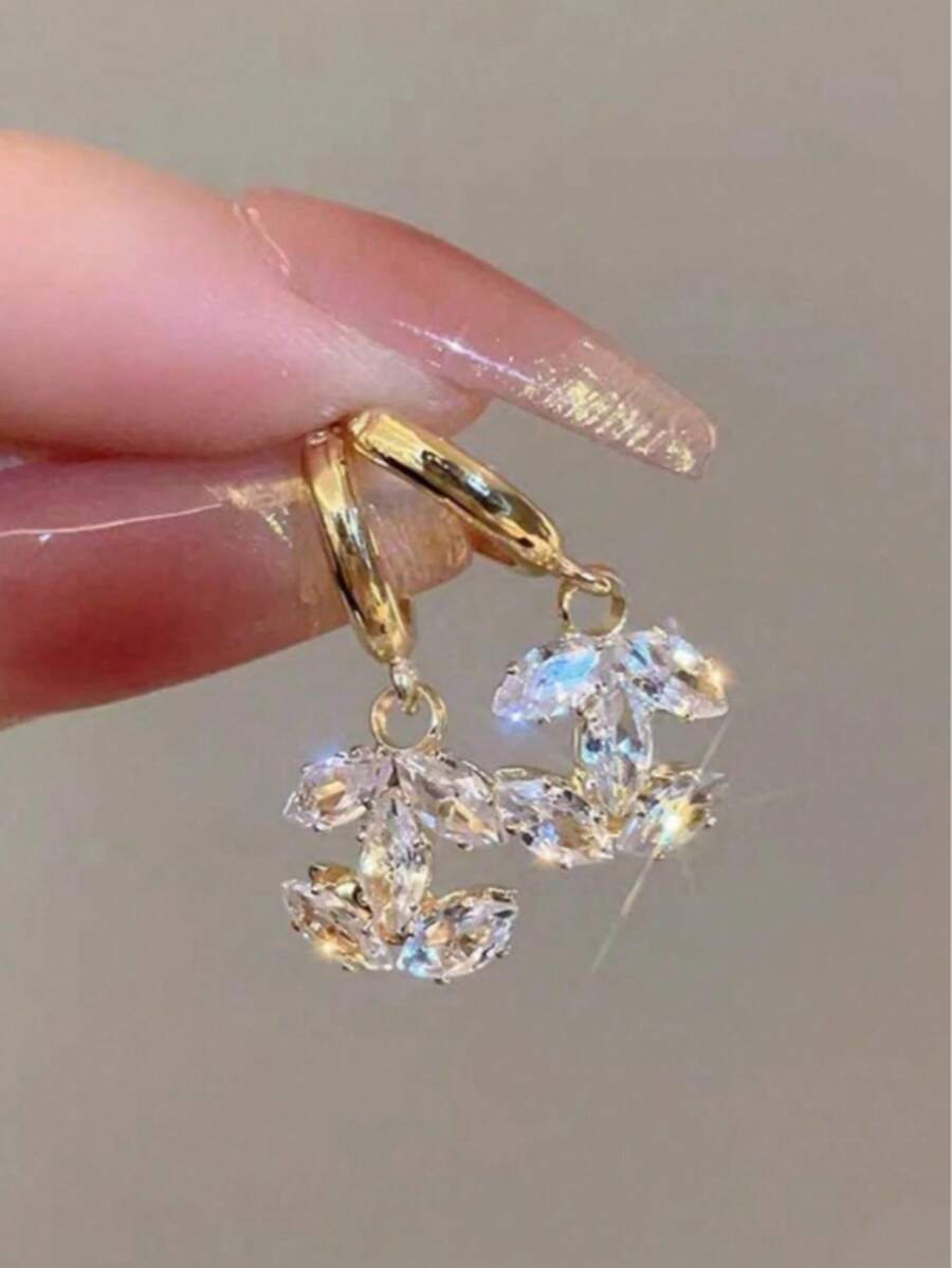 一对时尚、优雅、简约奢华的金色立方氧化锆吊坠耳环，适合女性日常佩戴