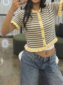 Blusa de punto de verano con cuello redondo, botones metálicos y mangas cortas, con parches a rayas.Diseño retro y casual con volantes, ideal para citas diarias y fotografía.Suéter de punto - Multicolor - Ver 8