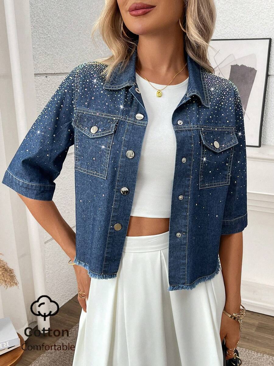 Áo nữ denim rách với điểm nhấn đá quý, túi nắp và gấu áo tua rua, tay lửng. - Rửa tối - Xem 1