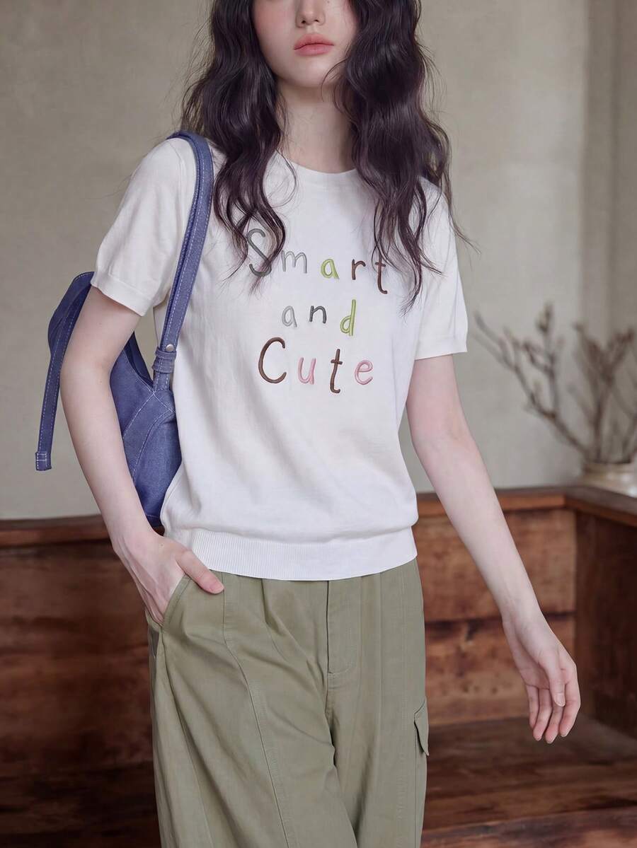 Blusa de punto de manga corta con diseño de letra casual y linda de cuello redondo para mujer, de verano - Beis - Ver 1