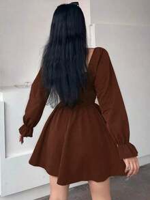 Vestido corto elegante para mujer, color marrón chocolate sólido, cuello cuadrado con escote en V pequeño, mangas largas abullonadas y puños con volante, cintura definida con pliegues y falda acampanada, favorecedor y versátil, ideal para primavera, uso diario, citas y salidas informales - Verde - Ver 7