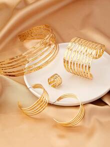 Set di gioielli in tono oro martellato da 5 pezzi, collana choker a più linee, orecchini a cerchio, bracciale a fascia e anello, accessori in metallo di per donna per feste e uso quotidiano - Dorato - Visualizzare 4