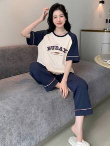 DAZY 2 piezas Conjunto de pijama casual de unicolor para mujer con mangas cortas, inserciones en los hombros y cuello redondo, con estampado de letras. Disponible en azul, blanco o estampado de cuadros. Perfecto para el Día de la Madre. Ideal para primavera y verano. Incluye top de manga corta y pantalones capri. Conjunto de dos piezas - Azul Marino - Ver 5