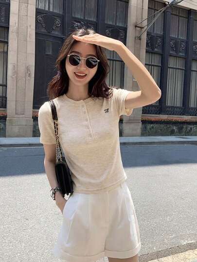 Áo thun nữ cổ tròn tay ngắn màu trơn, dáng ôm, thêu chữ, thích hợp mặc mùa xuân/hè.