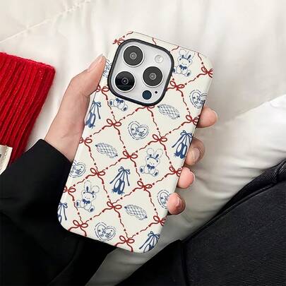 Ốp lưng điện thoại hình minh họa dễ thương cổ điển về giày ba lê và gấu bông cho iPhone 17, 17 Pro, 17 Air, 16 Pro Max, 16 E, 15 Pro, 13, 11, 12, XS, 8 Plus, 7, 12 Mini, bề mặt cứng bóng.